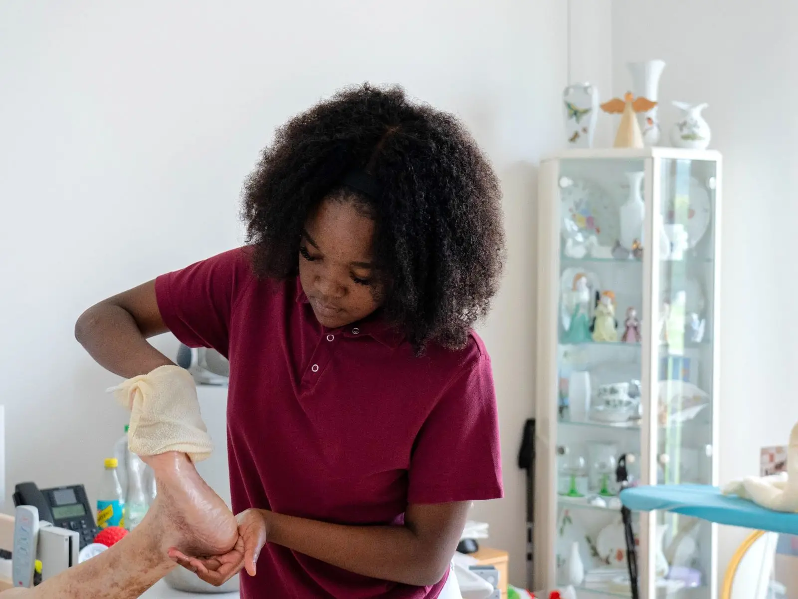 Eine Auszubildende in der Pflege führt eine Fusspflege bei einer Bewohnerin durch.