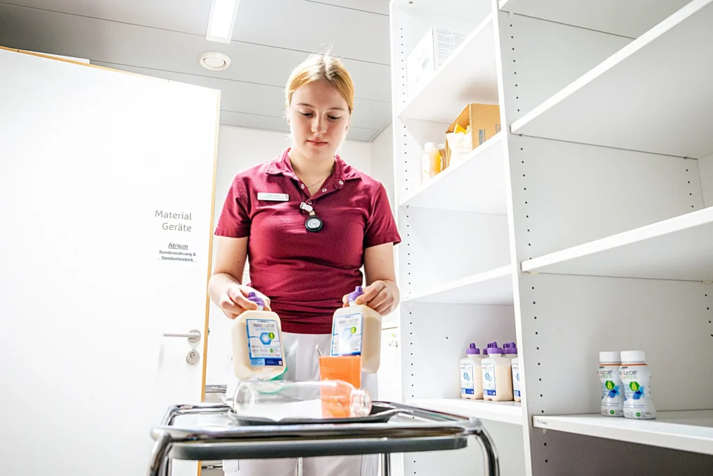 Eine Lernende in der Pflege sortiert medizinische Produkte im Lager des Pflegezentrums Baar.