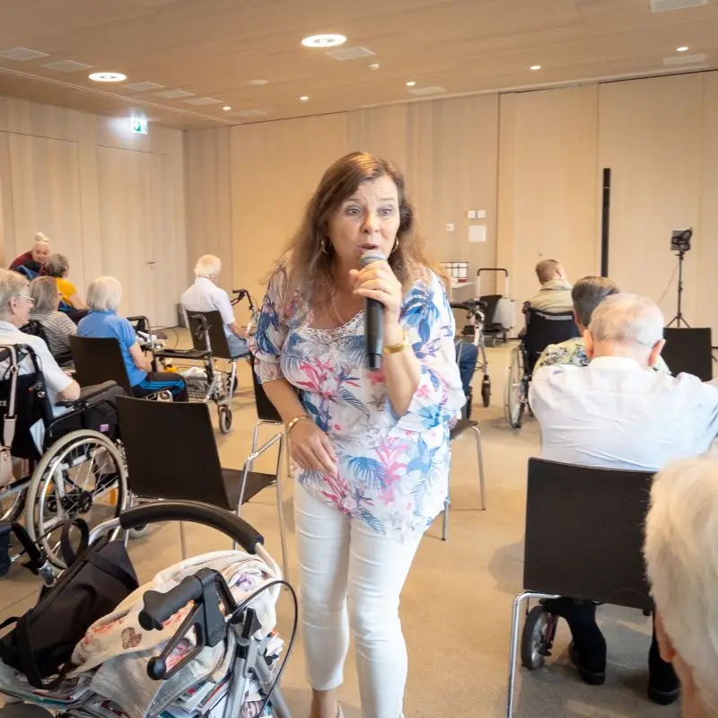 Schlagerkonzert mit Yvonne Suter im Pflegezentrum Baar.