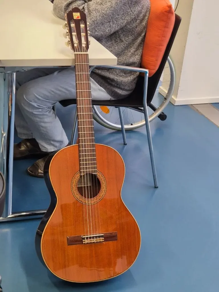 Bereit für die Musik: Die Gitarre für das gemeinsame Singen.