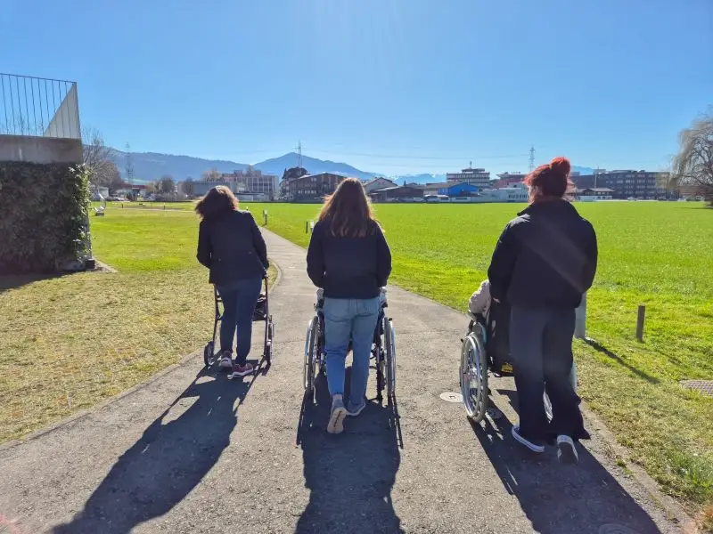 Gemeinsam unterwegs: Den sonnigen Tag in der Natur geniessen.