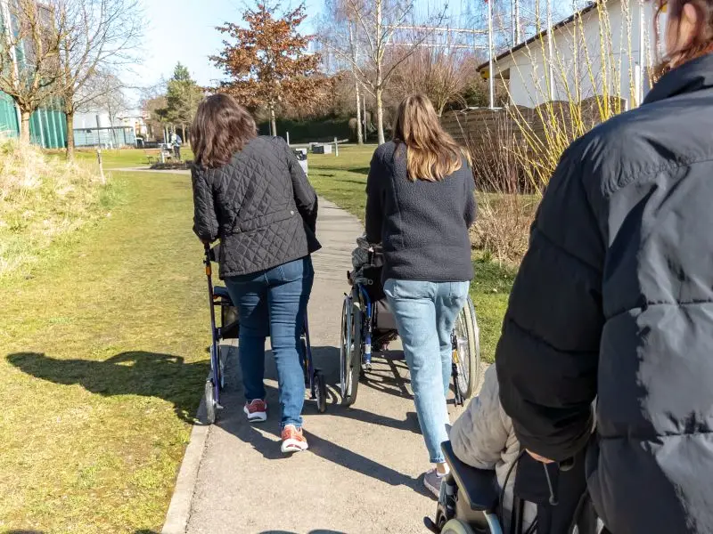 Tägliche Bewegung und Begleitung im Grünen.