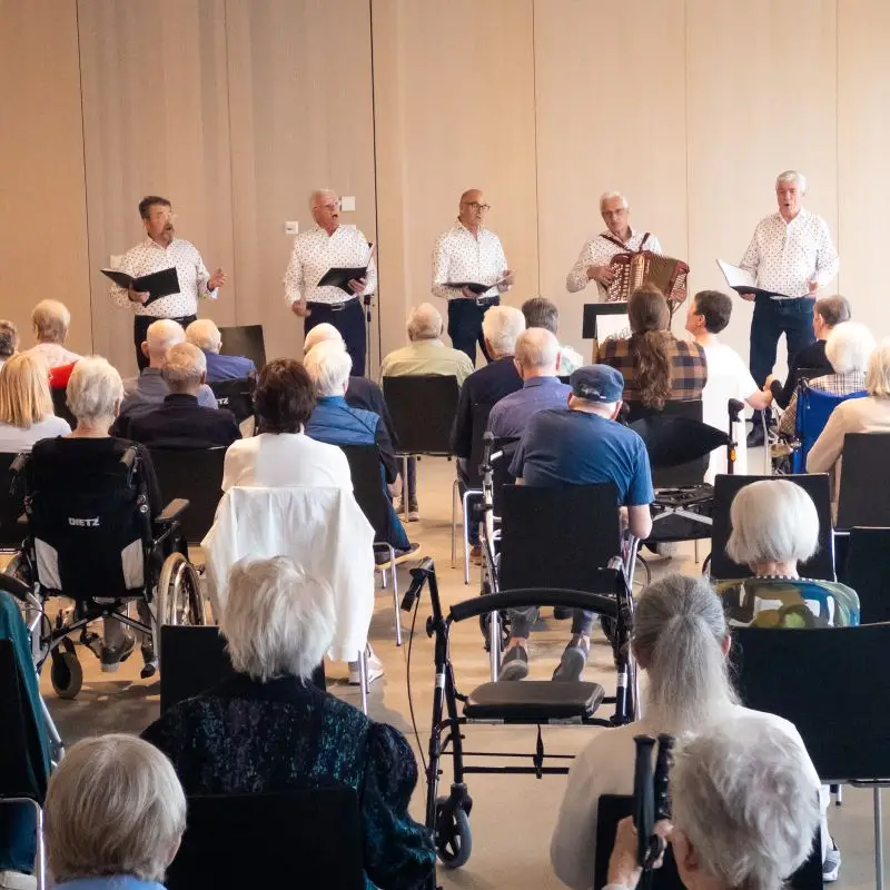 Auftritt der ‚Oldie Singers‘ im Pflegezentrum Baar: Der Chor singt engagiert für die Bewohnerinnen und Bewohner.